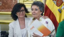 La vicepresidenta del Gobierno y ministra de la Presidencia, Relaciones con las Cortes e Igualdad, Carmen Calvo (i), junto a la nueva administradora de RTVE, Rosa María Mateo (d)