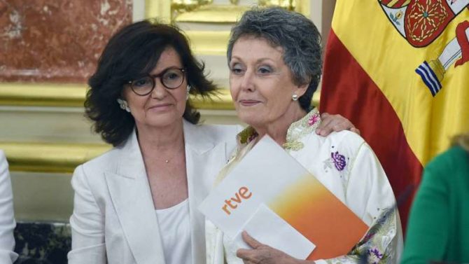 La vicepresidenta del Gobierno y ministra de la Presidencia, Relaciones con las Cortes e Igualdad, Carmen Calvo (i), junto a la nueva administradora de RTVE, Rosa María Mateo (d)