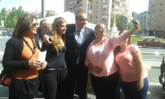 Armando Robles con mujeres comerciantes de Cruz de Humilladero.