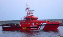 Una embarcación de rescate, a su llegada al puerto de Motril.