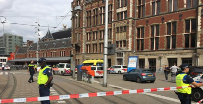 La Policía acordona el lugar de los hechos, en los alrededores de la estación central de Ámterdam