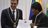 Sánchez, portando el gran collar del "Cóndor de los Andes", junto al anfitrión, Evo Morales.