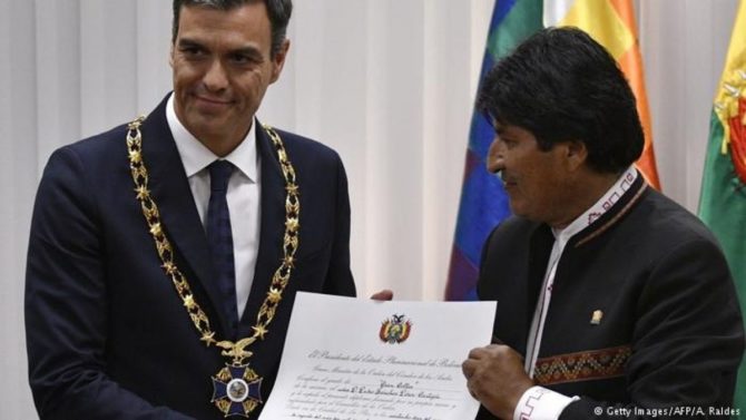 Sánchez, portando el gran collar del "Cóndor de los Andes", junto al anfitrión, Evo Morales.