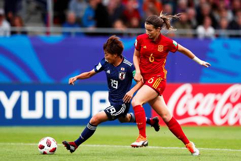 a española Damaris Egurrola lucha por el balón con la japonesa Riko Ueki.