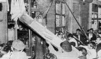 En esta foto de septiembre de 1955 se ve a una turba destruyendo tiendas de cristianos griegos en Estambul.