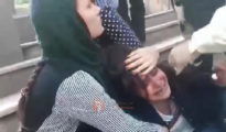 Una mujer golpeada por la 'Policía moral' de Irán por no llevar el hiyab yace en el suelo, sostenida por otra mujer. (Imagen tomada de un vídeo de WhiteWednesdays; via Masih Alinejad/YouTube).