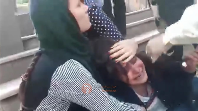 Una mujer golpeada por la 'Policía moral' de Irán por no llevar el hiyab yace en el suelo, sostenida por otra mujer. (Imagen tomada de un vídeo de WhiteWednesdays; via Masih Alinejad/YouTube).