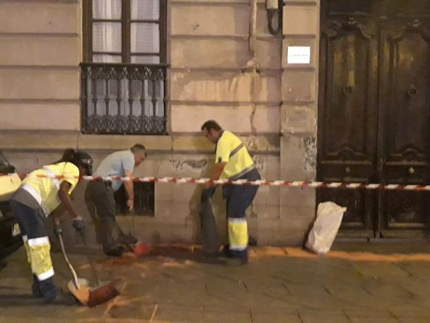 Operarios de Inagra limpian la zona, manchada de sangre tras la agresión (Ideal)