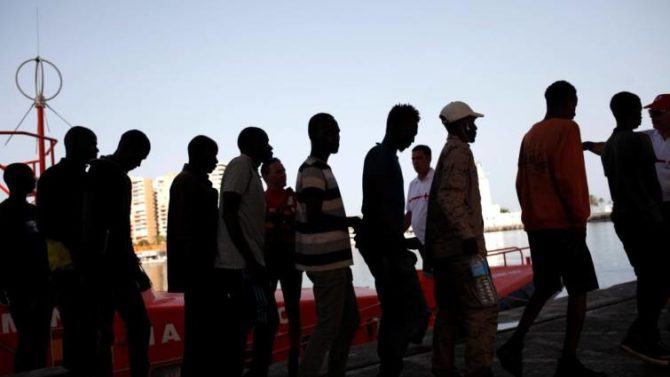 Inmigrantes desembarcando en Málaga.