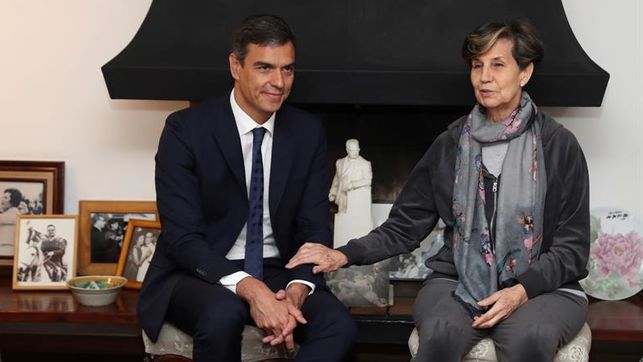 Pedro Sánchez y la senadora Isabel Allende.