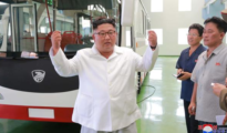 El líder de Corea del Norte, Kim Jong-un visita una planta de autobuses en Pyongyang