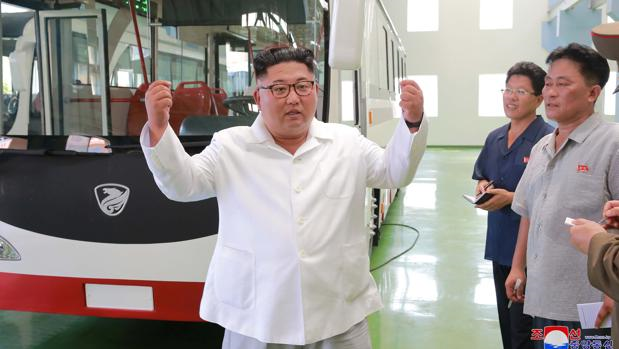 El líder de Corea del Norte, Kim Jong-un visita una planta de autobuses en Pyongyang