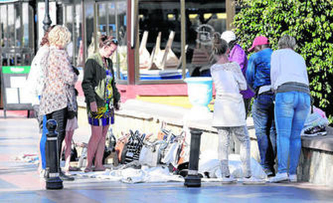 Manteros en Fuengirola.