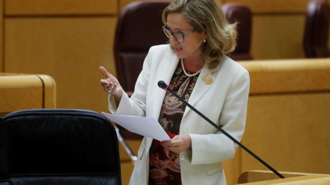 La ministra de Economía, Nadia Calviño, en el pleno del Senado.