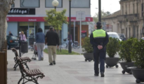 Un agente de la Policía Local de Oliva camina por un tramo del paseo (Las Provincias)