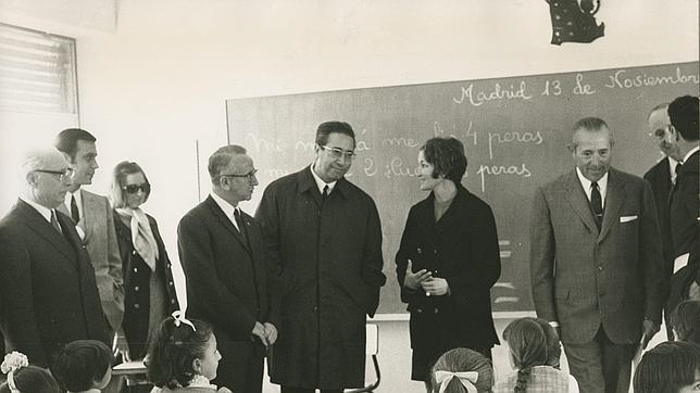 José Luis Villar Palasí (en el centro), ministro de Educación con Franco