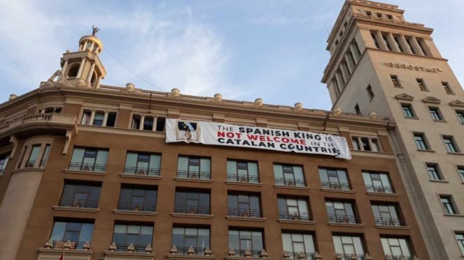 Pancarta contra el rey colgada en la plaza Cataluña. 