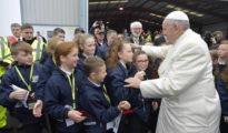 El Papa saluda a unos niños durante su visita a Irlanda.