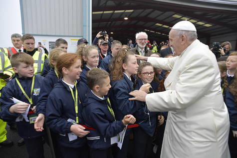 El Papa saluda a unos niños durante su visita a Irlanda.
