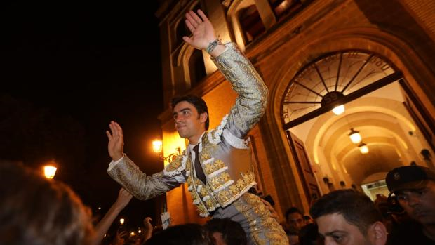 Miguel Ángel Perera sale a hombros