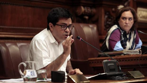 Pisarello, con Colau al fondo, durante un pleno municipal