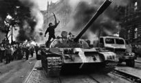 Un joven agita una bandera checoslovaca subido a un tanque soviético en el centro de Praga