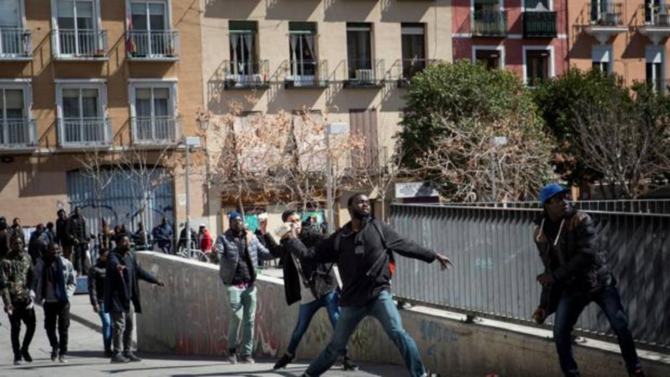 Manteros senegaleses protestan por la muerte de un compañero en Lavapiés.