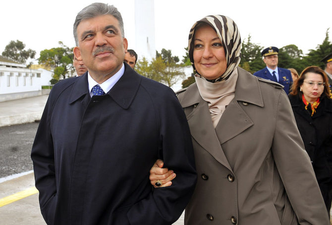 Abdullah Gül (izquierda), presidente de Turquía de 2007 a 2014, tenía 30 años cuando se caso con su esposa Hayrünnisa (derecha), que a la sazón contaba 15.