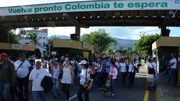 Varias personas caminan por el puente fronterizo «Simón Bolívar» entre Colombia y Venezuela