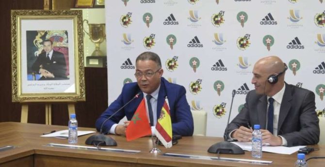 El presidente de la RFEF, Luis Rubiales (d) junto a su homólogo marroquí.