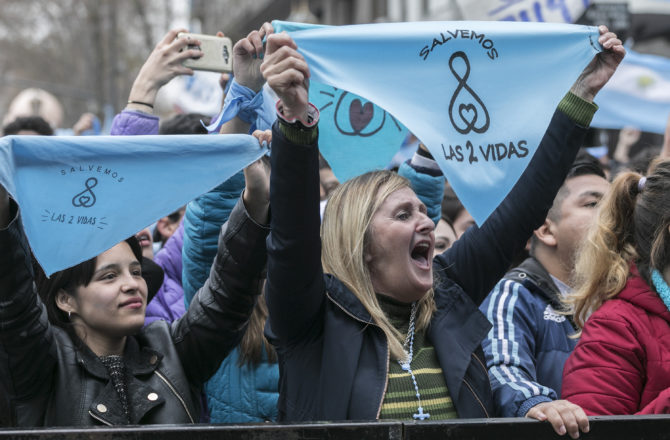 Argentinas contrarias al aborto celebran la decisión del Senado.