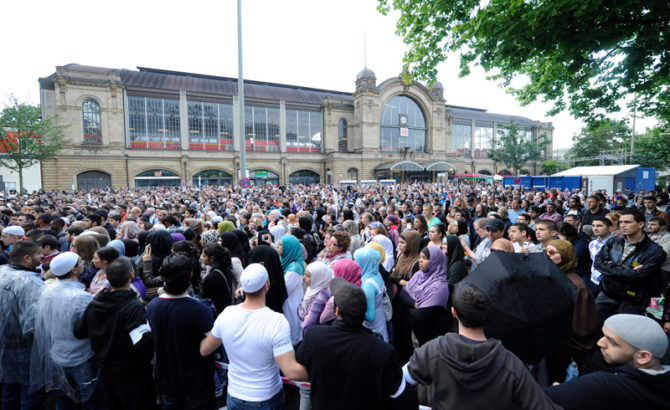 Miles de personas escuchan en Hamburgo, Alemania, al predicador salafista Pierre Vogel el 9 de julio de 2011.