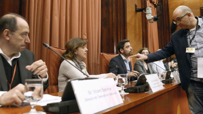 Xavier Rius, en la imagen de pie frente a responsables de TV3