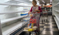 Una mujer intenta comprar en un supermercado de Venezuela