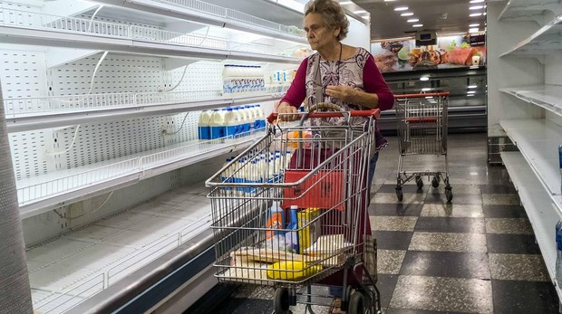 Una mujer intenta comprar en un supermercado de Venezuela