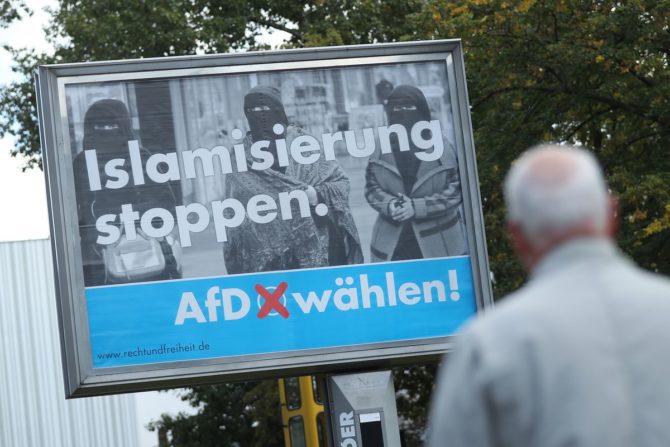 Cartel de Alternativa para Alemania en una calle de Hamburgo.