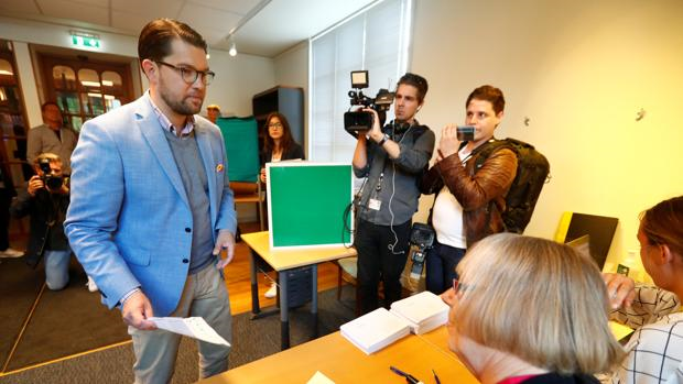 El líder de Demócratas de Suecia, Jimmie Akesson, vota en las elecciones en un colegio de Estocolmo