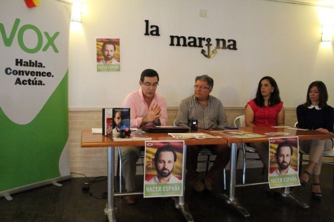 Carlos Aurelio Caldito Aunión, segundo por la izquierda, en un acto de VOX.