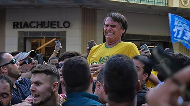 Jair Bolsonaro, con muestras de dolor tras recibir la puñalada
