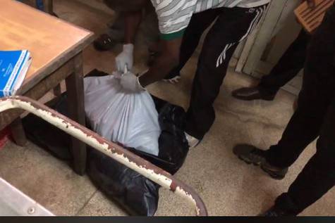 Momento en que encuentran los cuerpos de los bebés