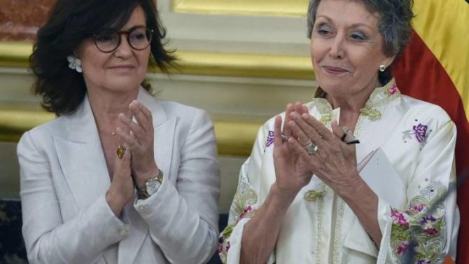 Carmen Calvo (i) y Rosa María Mateo (d).