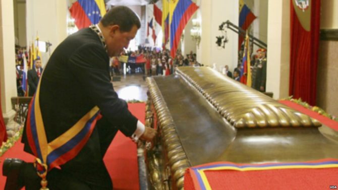 El ya fallecido Hugo Chávez ante el panteón de Bolívar.