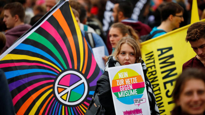 Una mujer con una pancarta de apoyo a la comunidad musulmana en la contramanifestación 