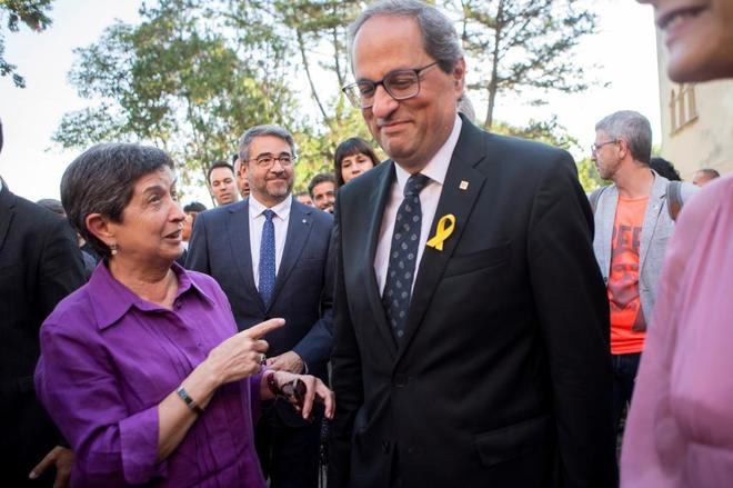Teresa Cunillera, delegada del Gobierno de Sánchez en Cataluña, habla con Quim Torra.