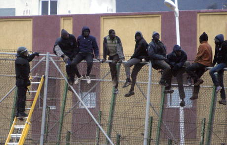 Inmigrantes encaramados a la valla de Melilla.