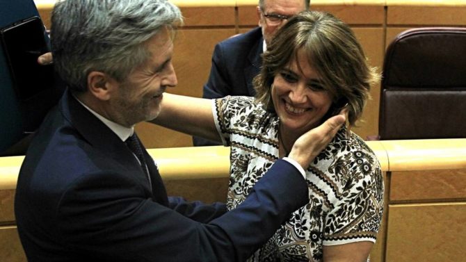 Fernando Grande-Marlaska con Dolores Delgado, este martes en el Senado. 