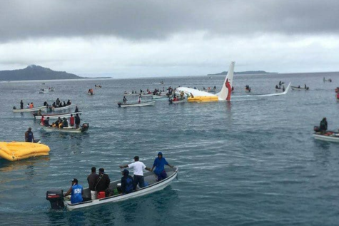 Los tripulantes del avión han sido rescatados en pequeñas barcas/ Twitter