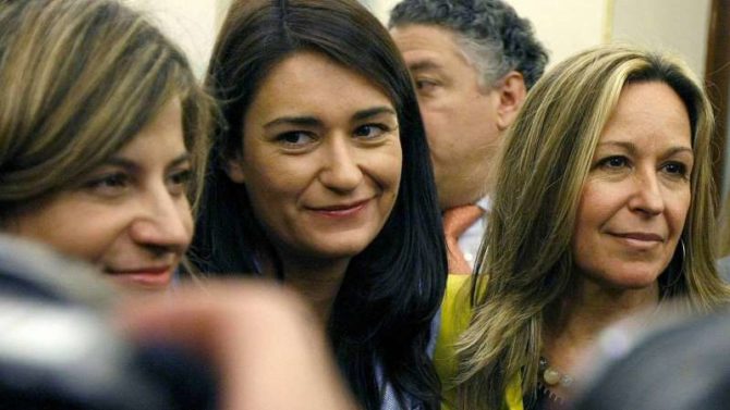 Las exministras de Igualdad, Bibiana Aído (i), y de Sanidad, Trinidad Jiménez (d), acompañadas por la entonces diputada socialista Carmen Montón (c), durante el pleno celebrado en el Congreso en el que se aprobó el proyecto de reforma de la Ley del Aborto