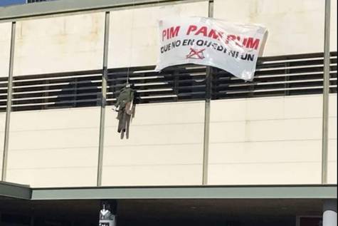 Cuelgan un muñeco de un guardia civil decapitado en la Universidad Autónoma de Barcelona/ AEGC