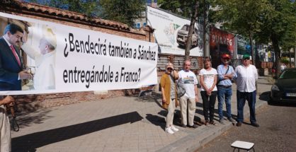 Apenas 15 personas en la protesta de Movimiento por España este viernes ante la sede del Nuncio Apostólico